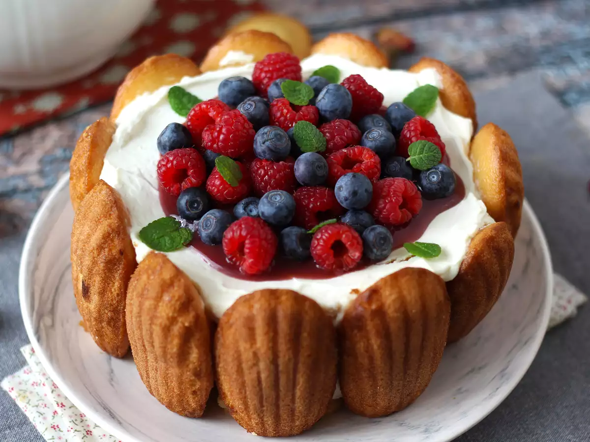 Charlotte s červeným ovocím a madeleines - foto 3
