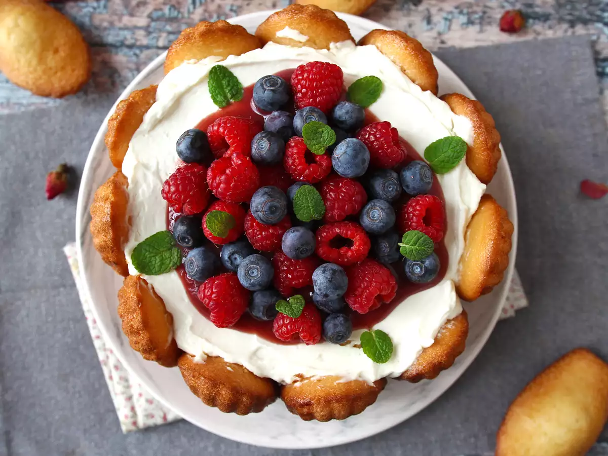 Charlotte s červeným ovocím a madeleines - foto 5