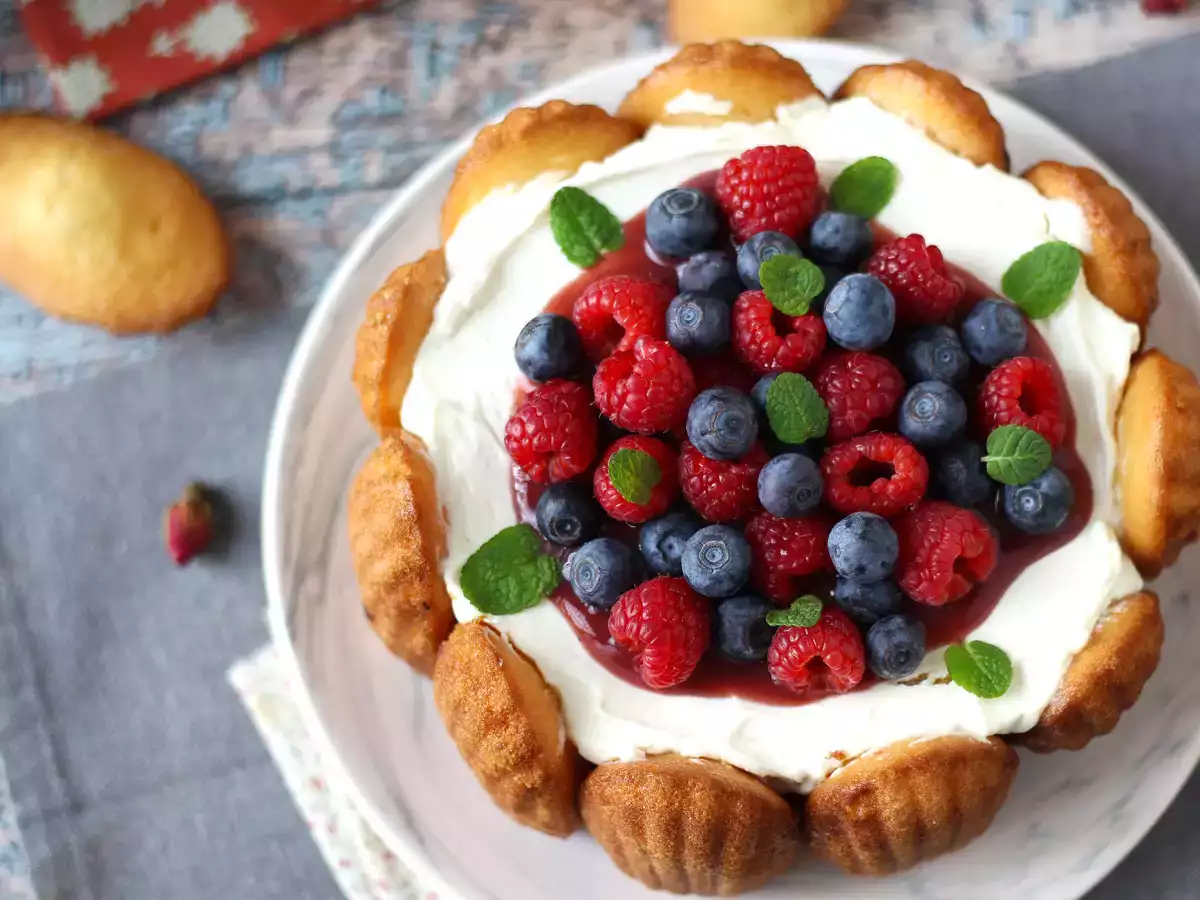 Charlotte s červeným ovocím a madeleines - foto 6