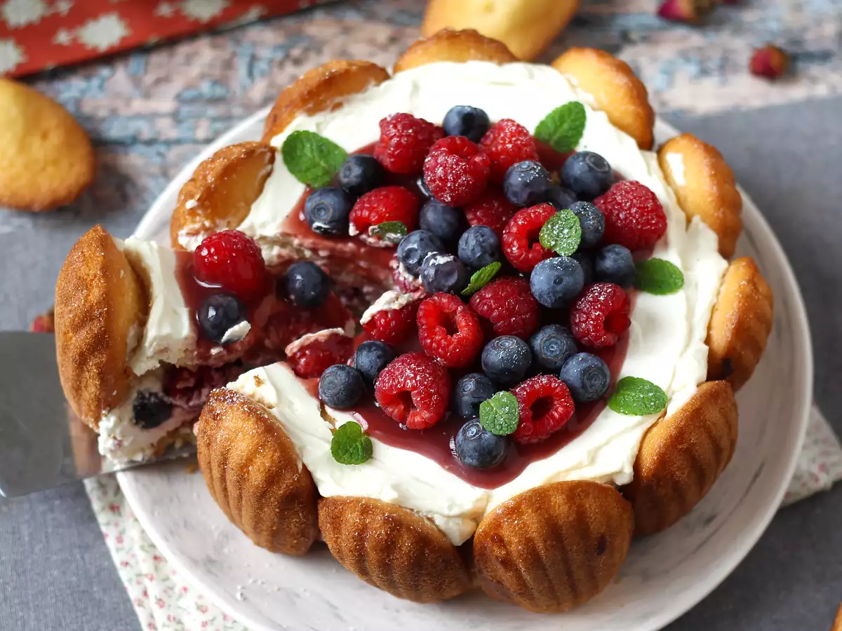 Charlotte s červeným ovocím a madeleines - foto 7