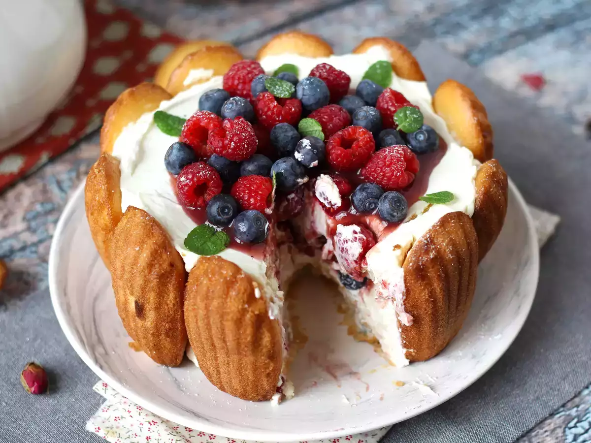 Charlotte s červeným ovocím a madeleines - foto 8
