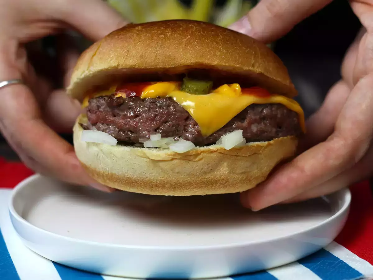 Cheeseburger, slávny hamburger, ktorý všetci milujú! - foto 2