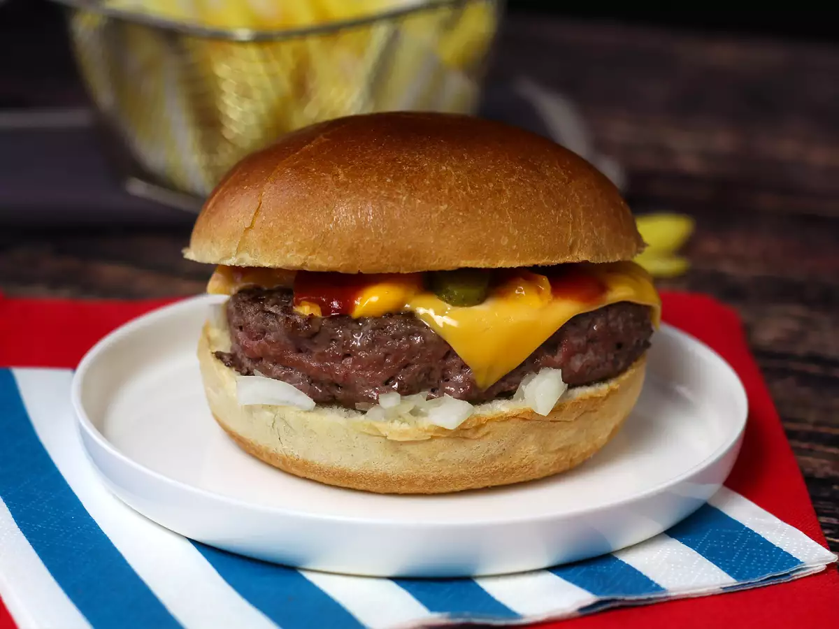 Cheeseburger, slávny hamburger, ktorý všetci milujú! - foto 3