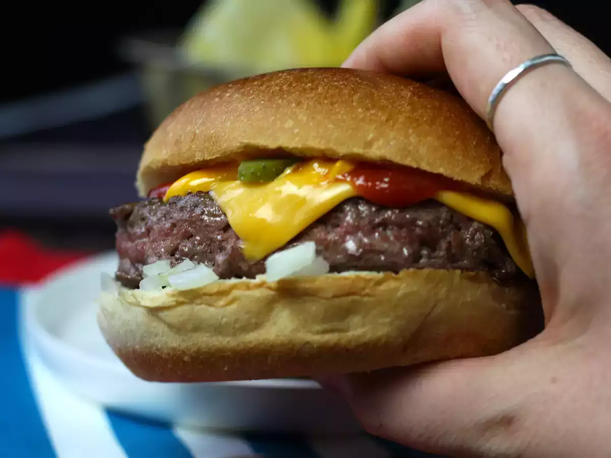 Cheeseburger, slávny hamburger, ktorý všetci milujú! - foto 4
