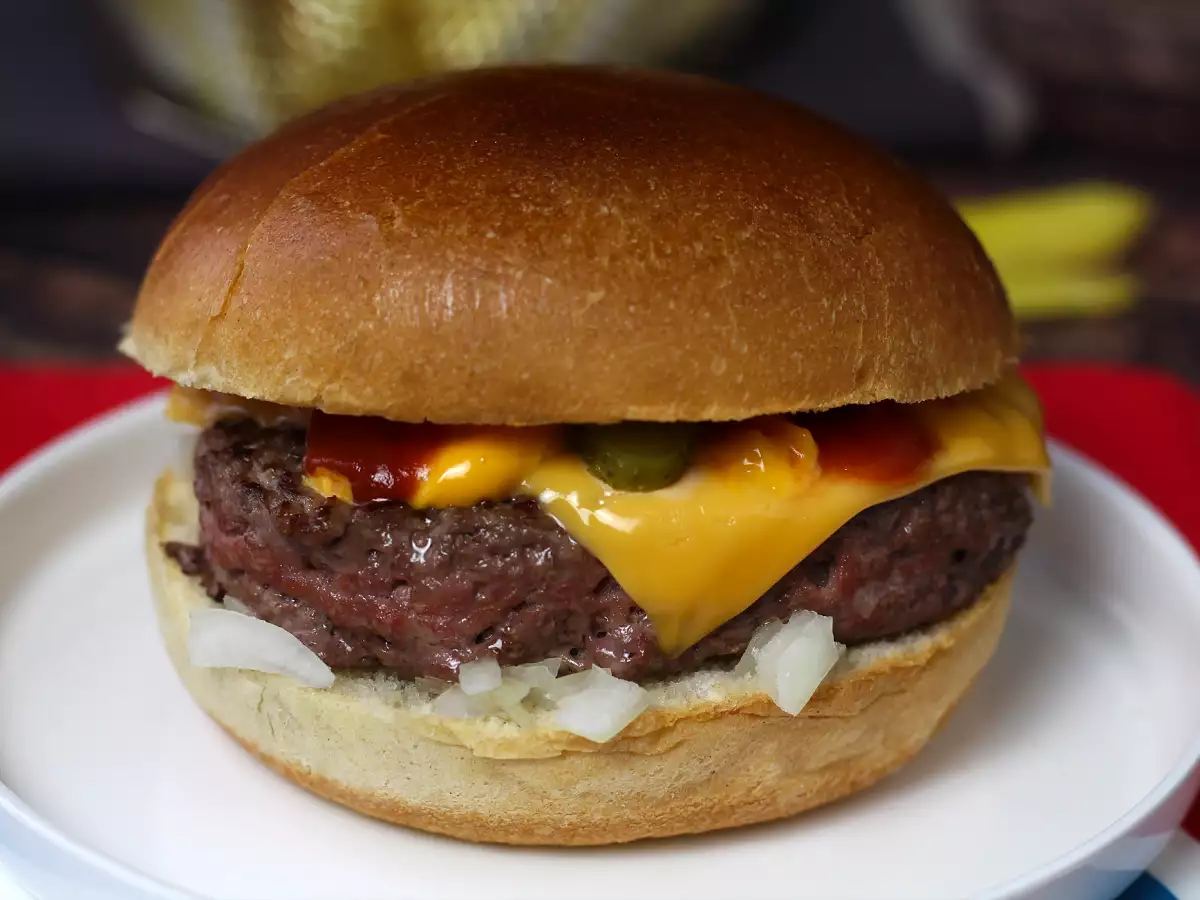Cheeseburger, slávny hamburger, ktorý všetci milujú! - foto 5