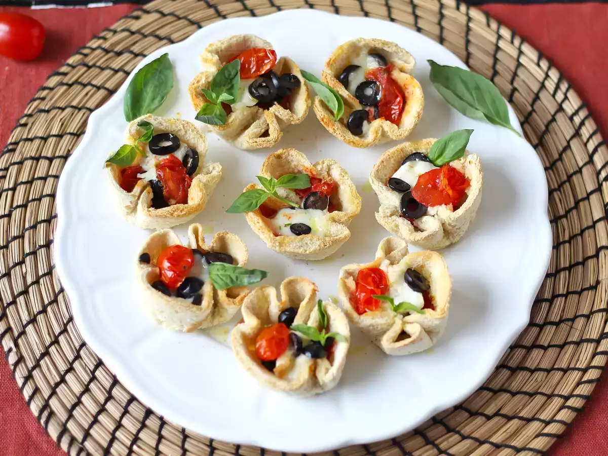 Chlebové košíky s mozzarellou, cherry paradajkami a čiernymi olivami - foto 3