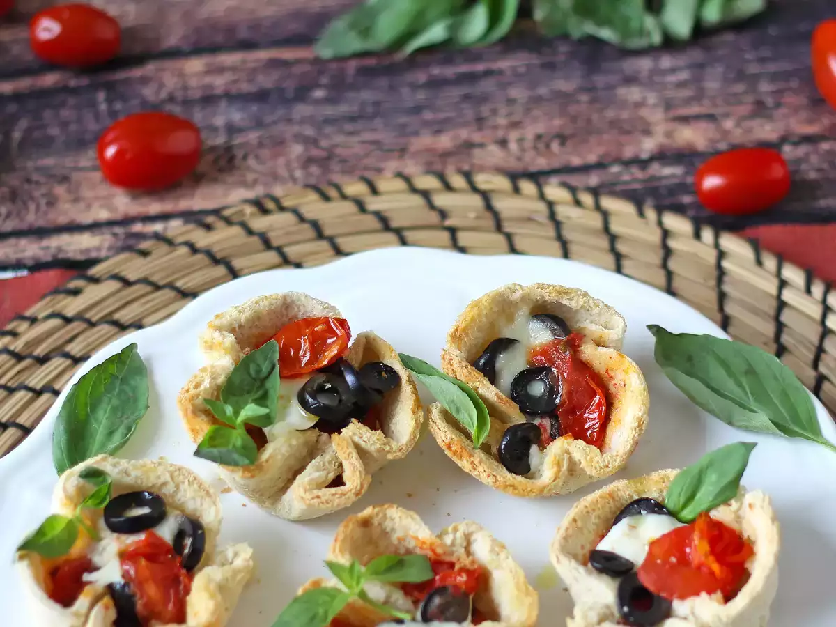 Chlebové košíky s mozzarellou, cherry paradajkami a čiernymi olivami - foto 4