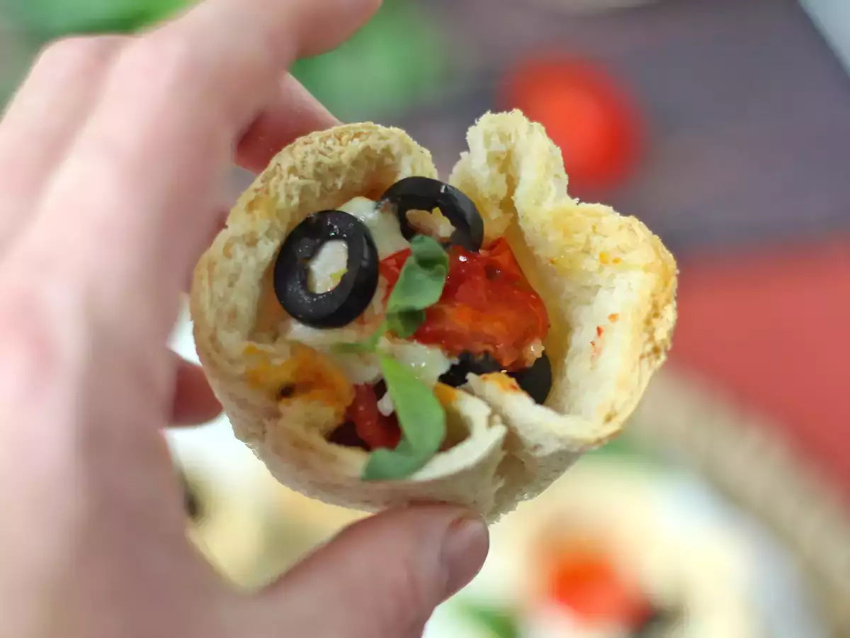 Chlebové košíky s mozzarellou, cherry paradajkami a čiernymi olivami - foto 5