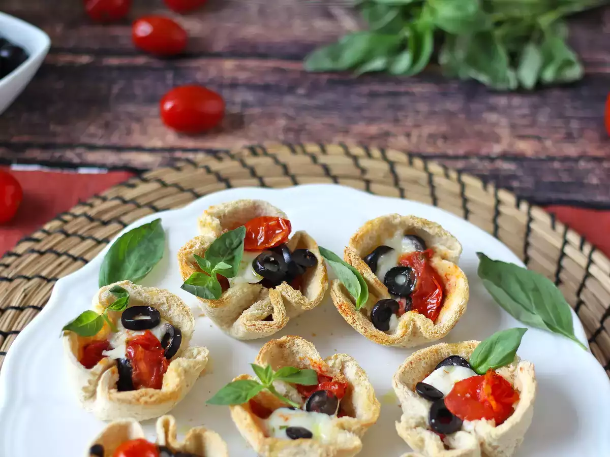 Chlebové košíky s mozzarellou, cherry paradajkami a čiernymi olivami - foto 6