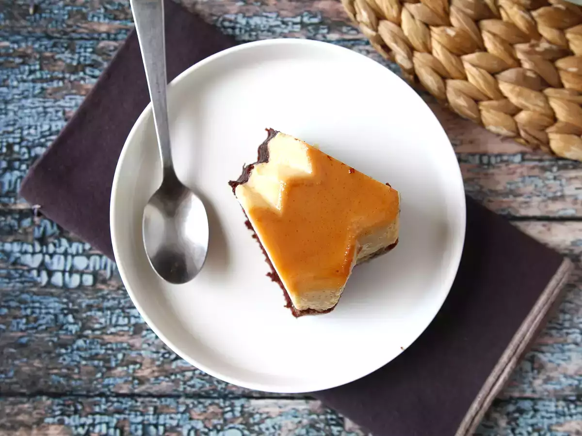 Choco flan, dokonalá kombinácia vlhkého čokoládového koláča a vanilkového karamelového flan - foto 6