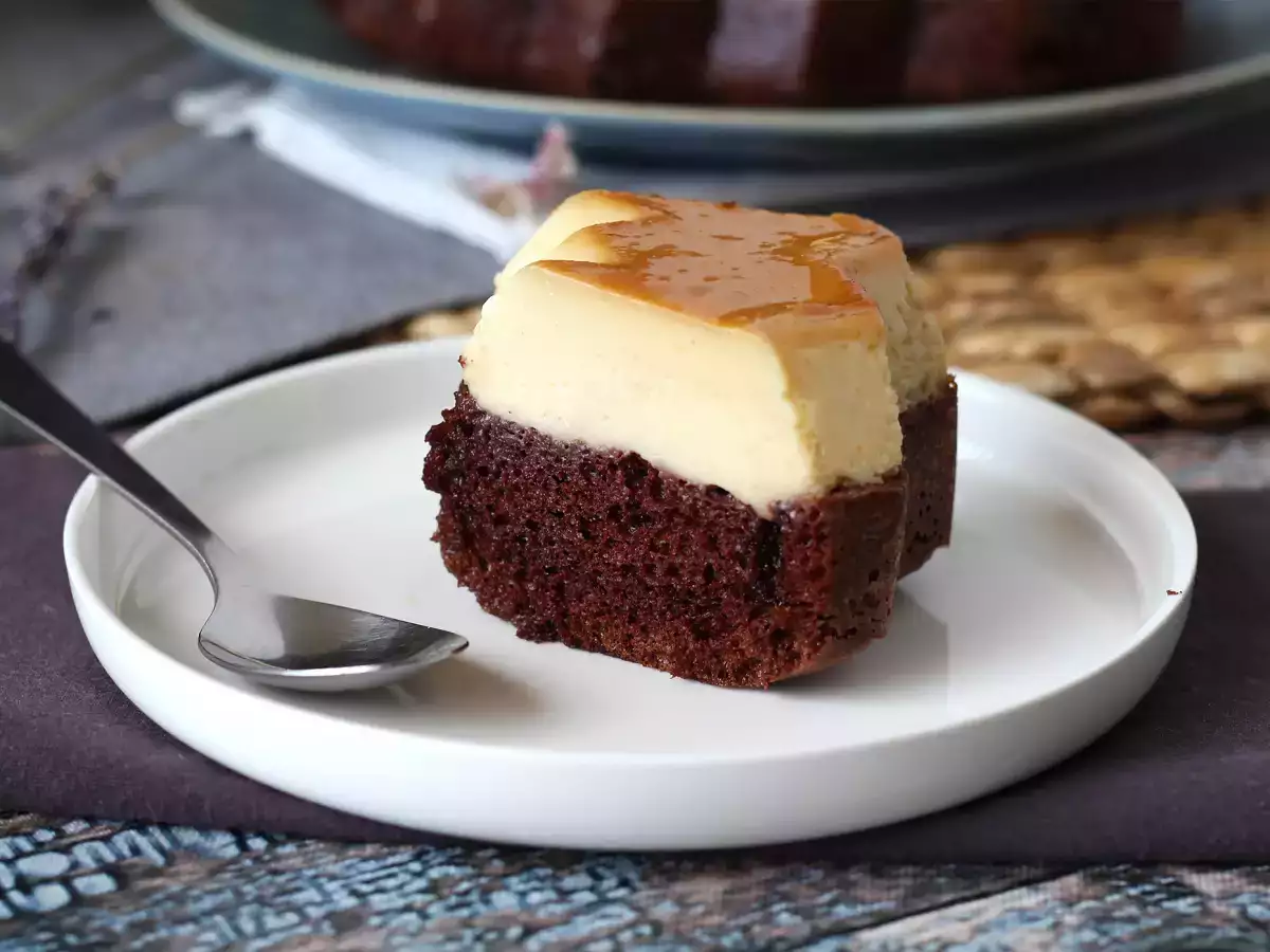 Choco flan, dokonalá kombinácia vlhkého čokoládového koláča a vanilkového karamelového flan - foto 8