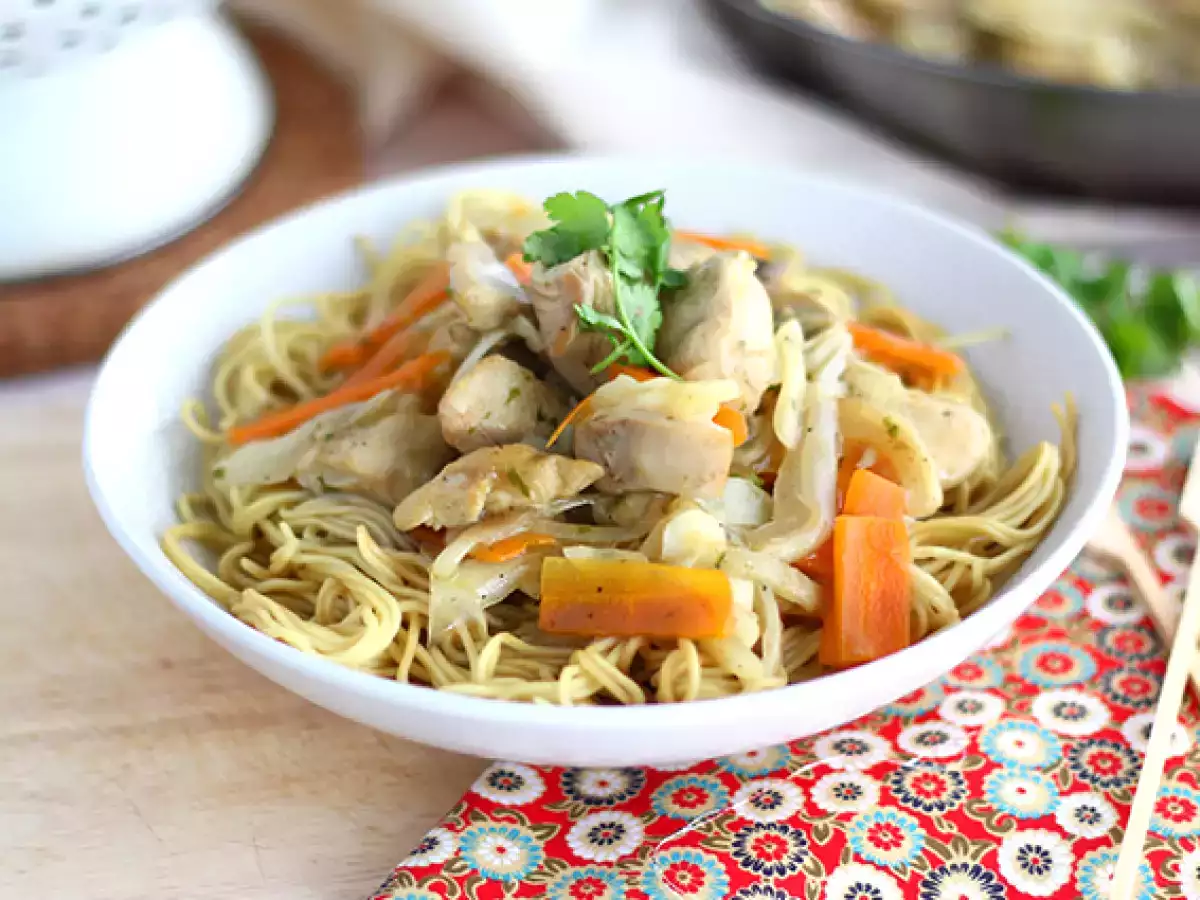 Chow mein (chao men), čínske rezance s kuracím mäsom a zeleninou