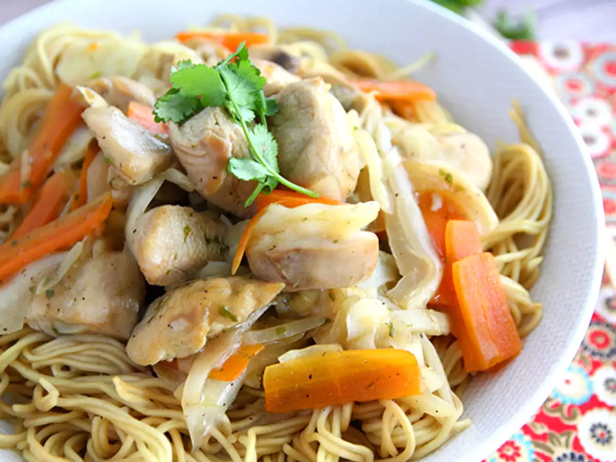 Chow mein (chao men), čínske rezance s kuracím mäsom a zeleninou - foto 2