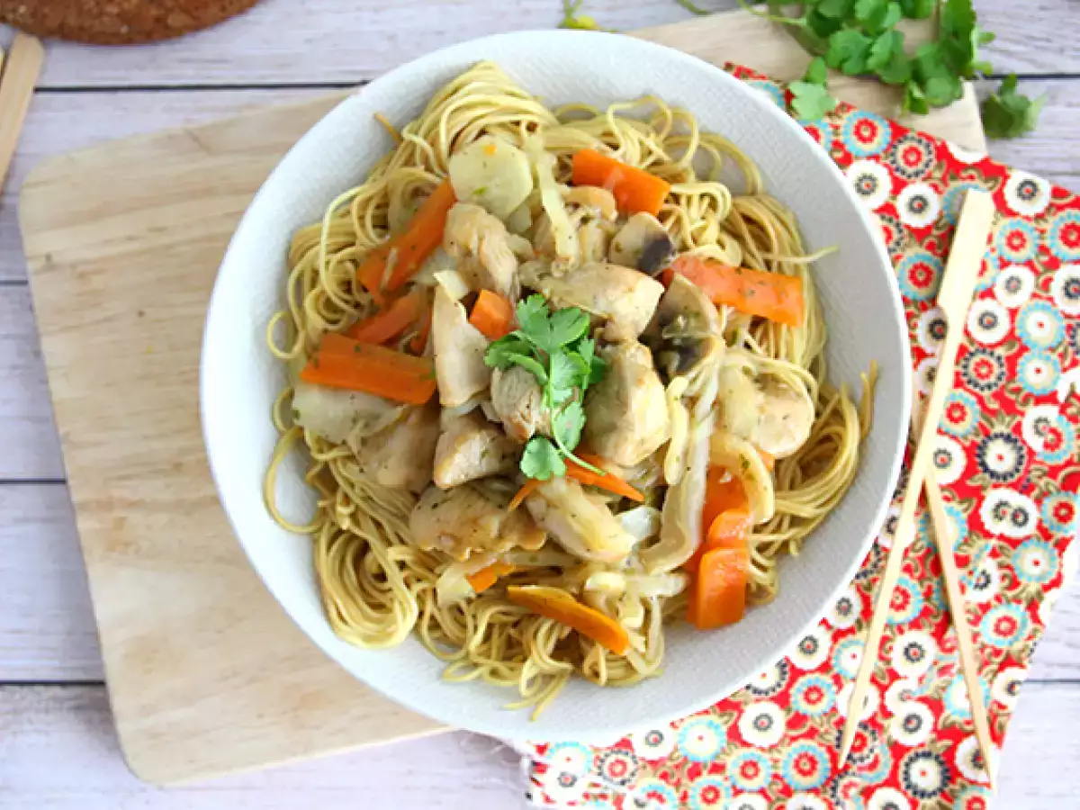 Chow mein (chao men), čínske rezance s kuracím mäsom a zeleninou - foto 3