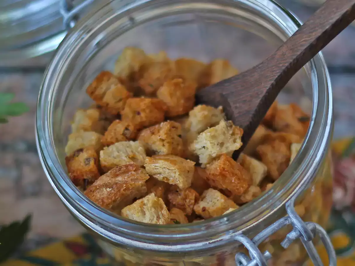 Chrumkavé bylinkové krutóny vo fritéze (rýchle a jednoduché) - foto 2