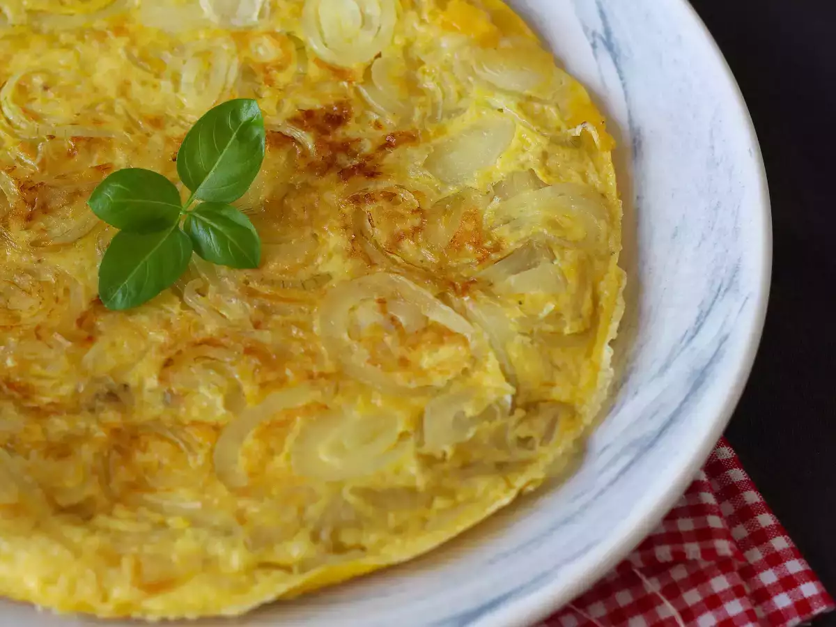 Cibuľová omeleta, chutný a ľahko pripraviteľný recept - foto 2