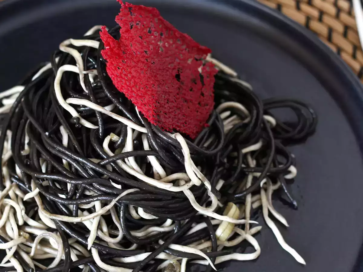 Čierne špagety s cesnakom a guľášom. Pasta al nero di seppia - foto 2