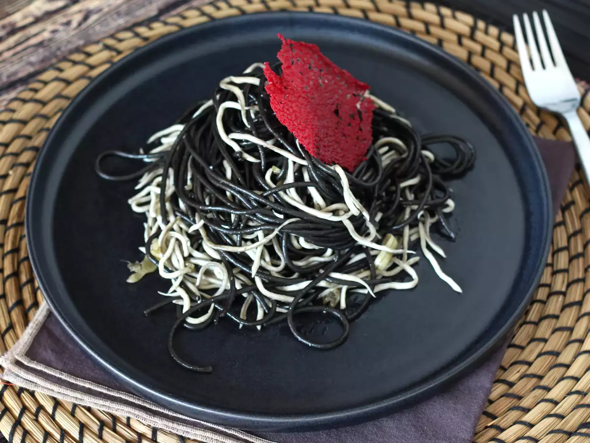 Čierne špagety s cesnakom a guľášom. Pasta al nero di seppia - foto 3