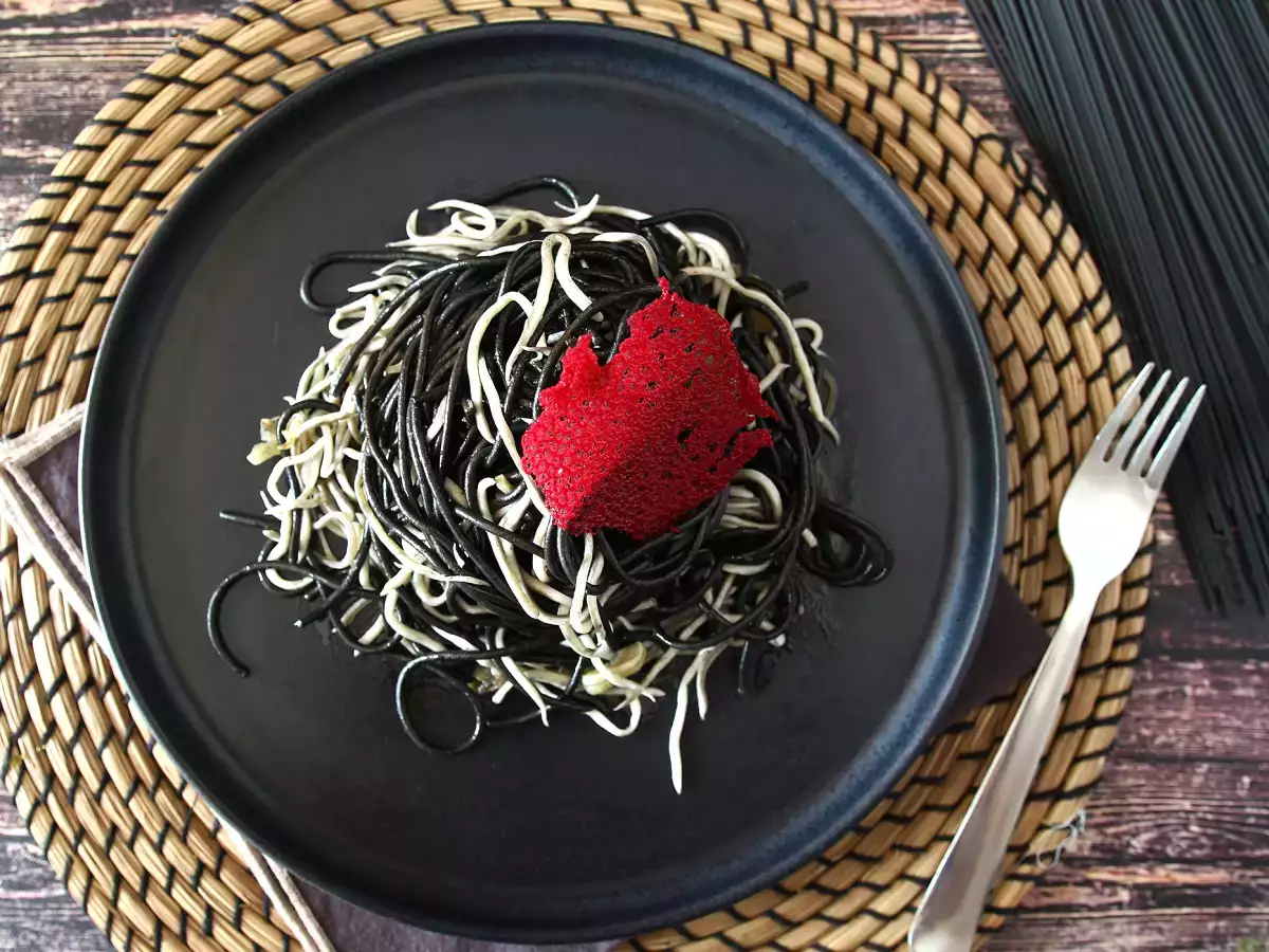 Čierne špagety s cesnakom a guľášom. Pasta al nero di seppia - foto 4