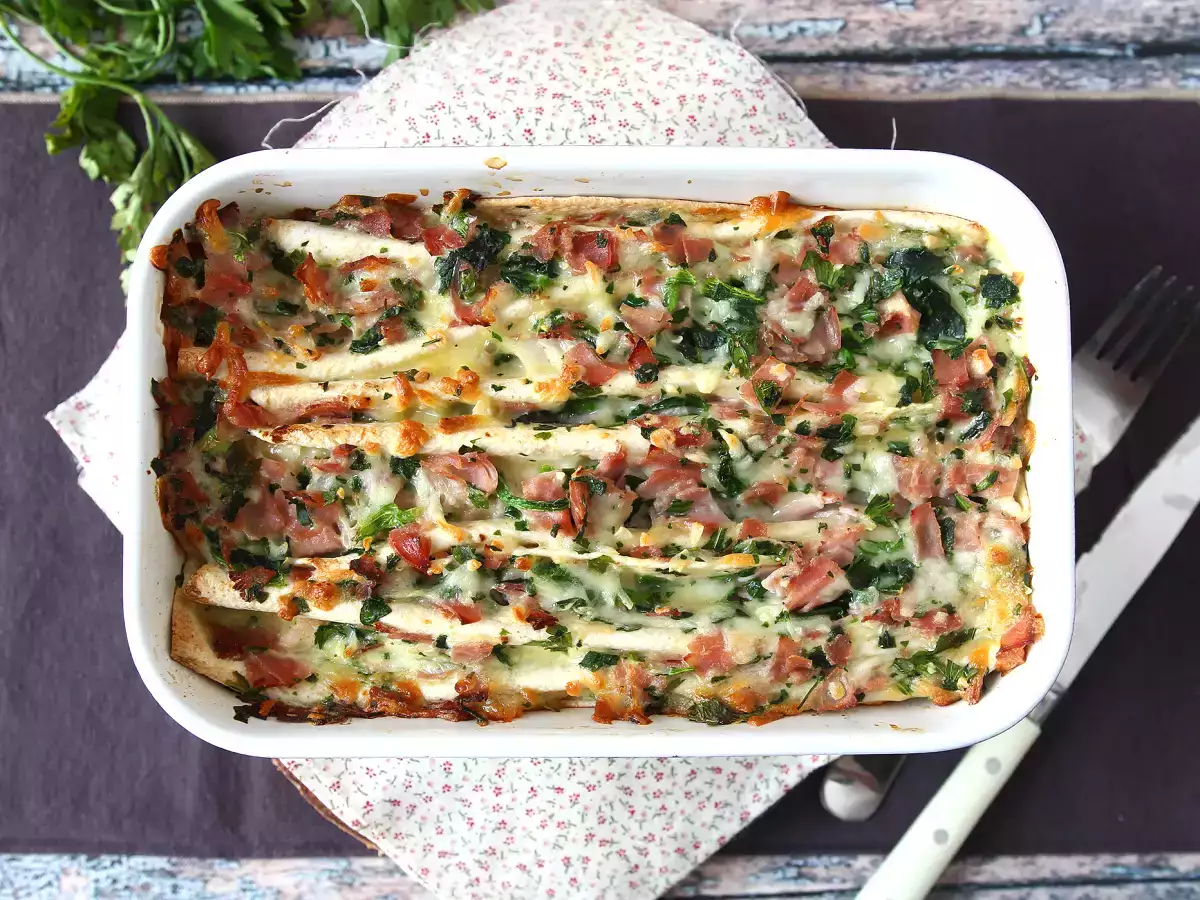 Čo robiť s tortillami Zapekaná šunka, špenát a mozzarella na spôsob mrveničkového koláča - foto 5