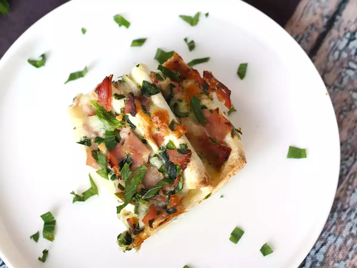 Čo robiť s tortillami Zapekaná šunka, špenát a mozzarella na spôsob mrveničkového koláča - foto 6