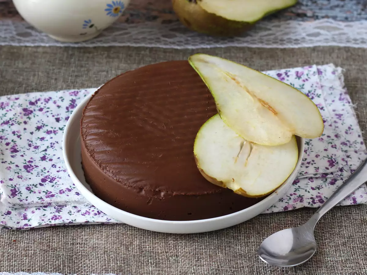 Čokoládový hruškový fondán, super jednoduchý dezert, ktorý si pripravíte len z 2 ingrediencií!