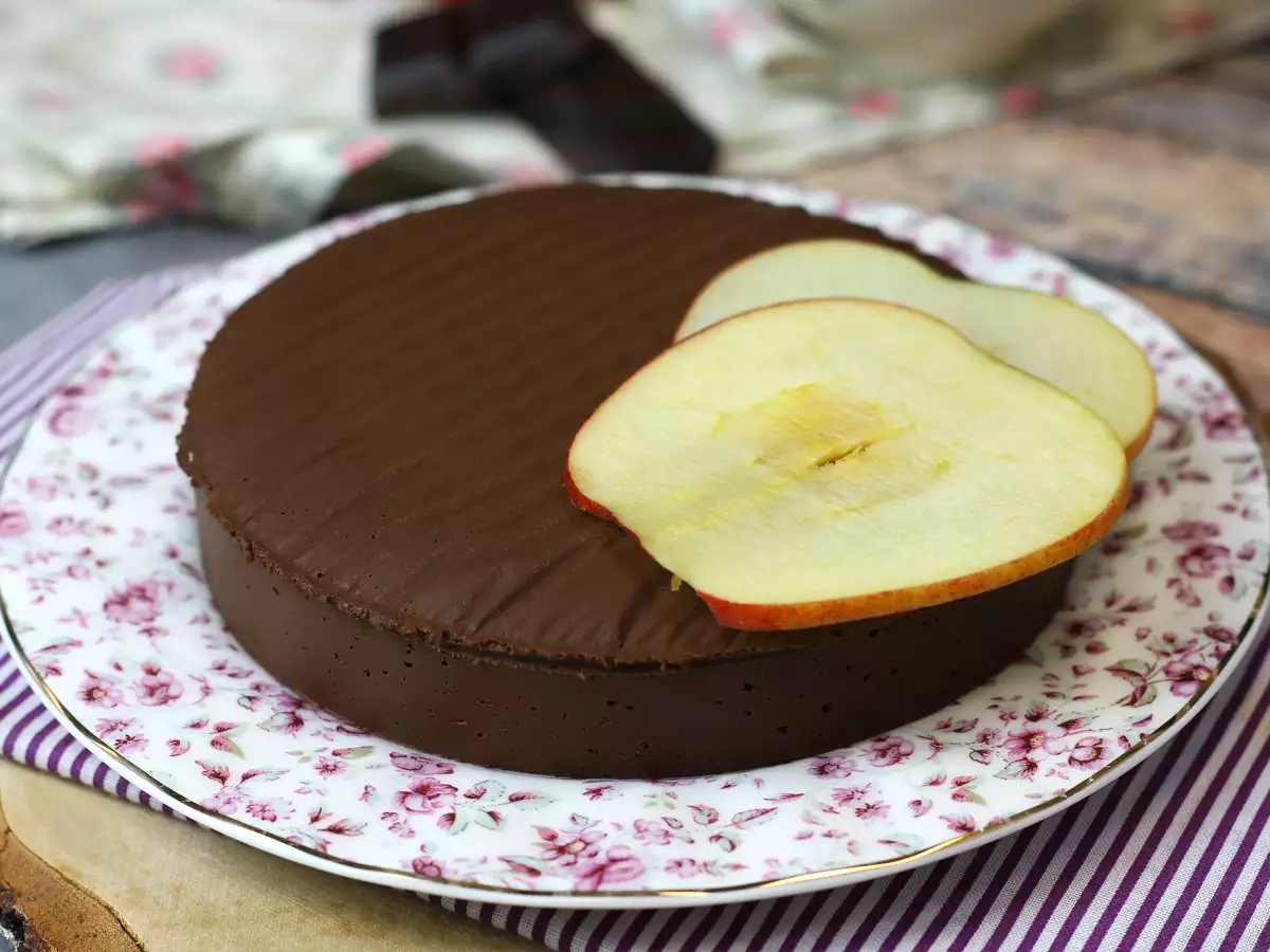 Čokoládový jablkový fondán, super jednoduchý dezert, ktorý si pripravíte len z 2 ingrediencií! - foto 4