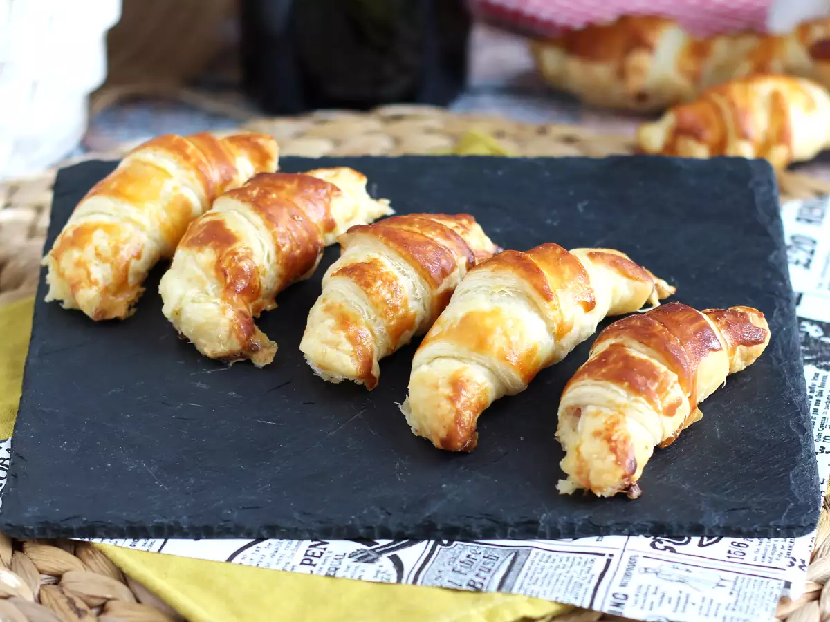 Croissanty z lístkového cesta s bešamelovou omáčkou, šunkou a syrom - foto 2