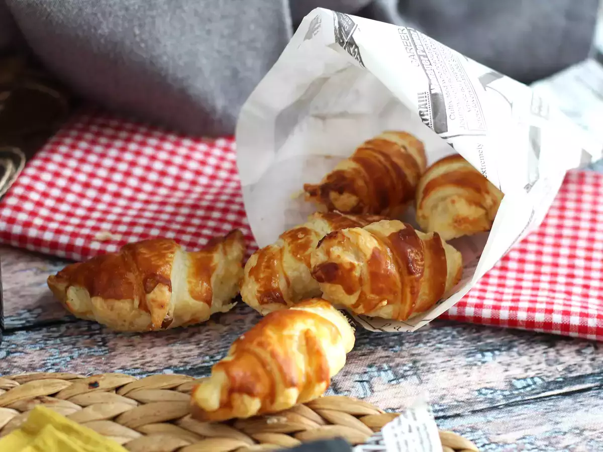 Croissanty z lístkového cesta s bešamelovou omáčkou, šunkou a syrom - foto 3