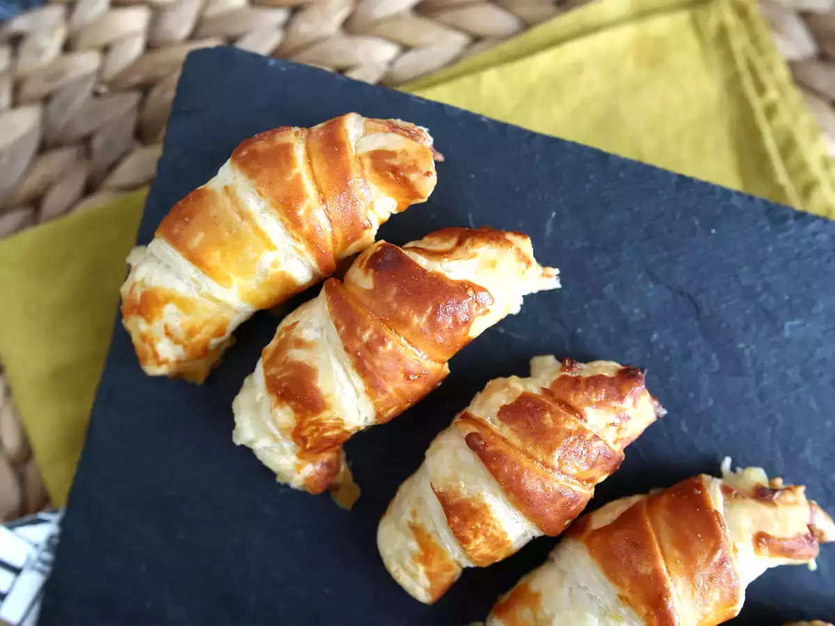 Croissanty z lístkového cesta s bešamelovou omáčkou, šunkou a syrom - foto 4