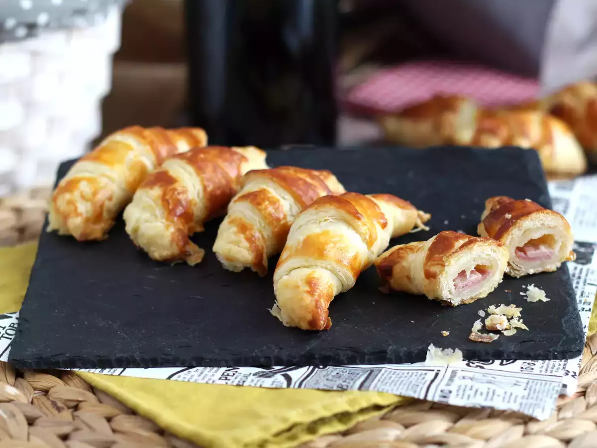 Croissanty z lístkového cesta s bešamelovou omáčkou, šunkou a syrom - foto 5