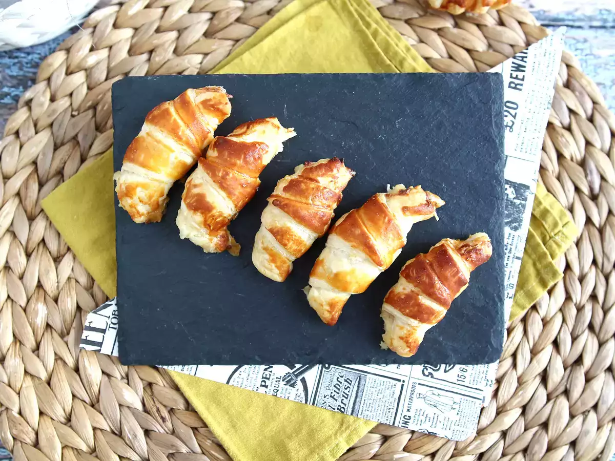 Croissanty z lístkového cesta s bešamelovou omáčkou, šunkou a syrom - foto 6