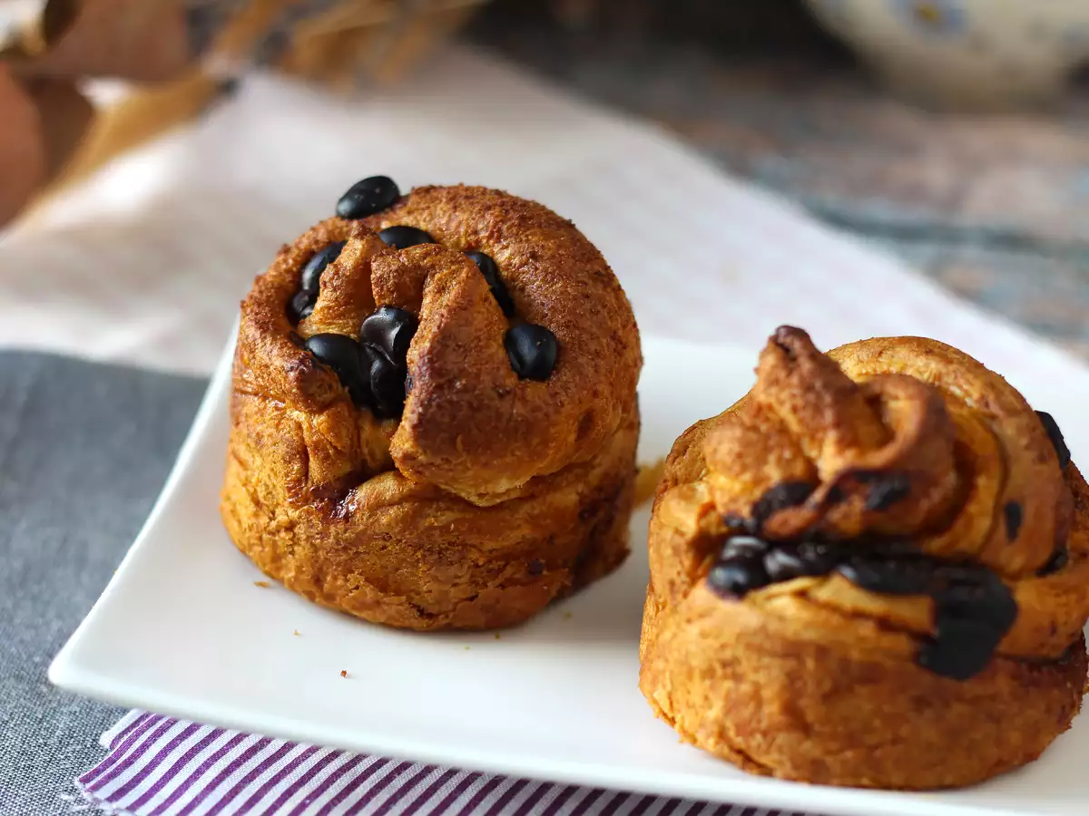 Cruffins, kombinácia croissantu a muffinu s krémom a čokoládou - foto 4