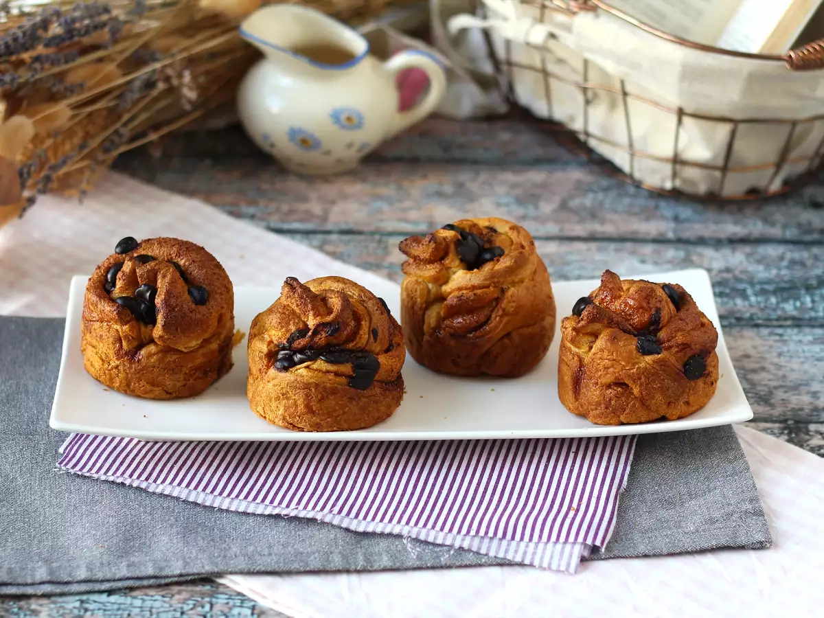 Cruffins, kombinácia croissantu a muffinu s krémom a čokoládou - foto 9