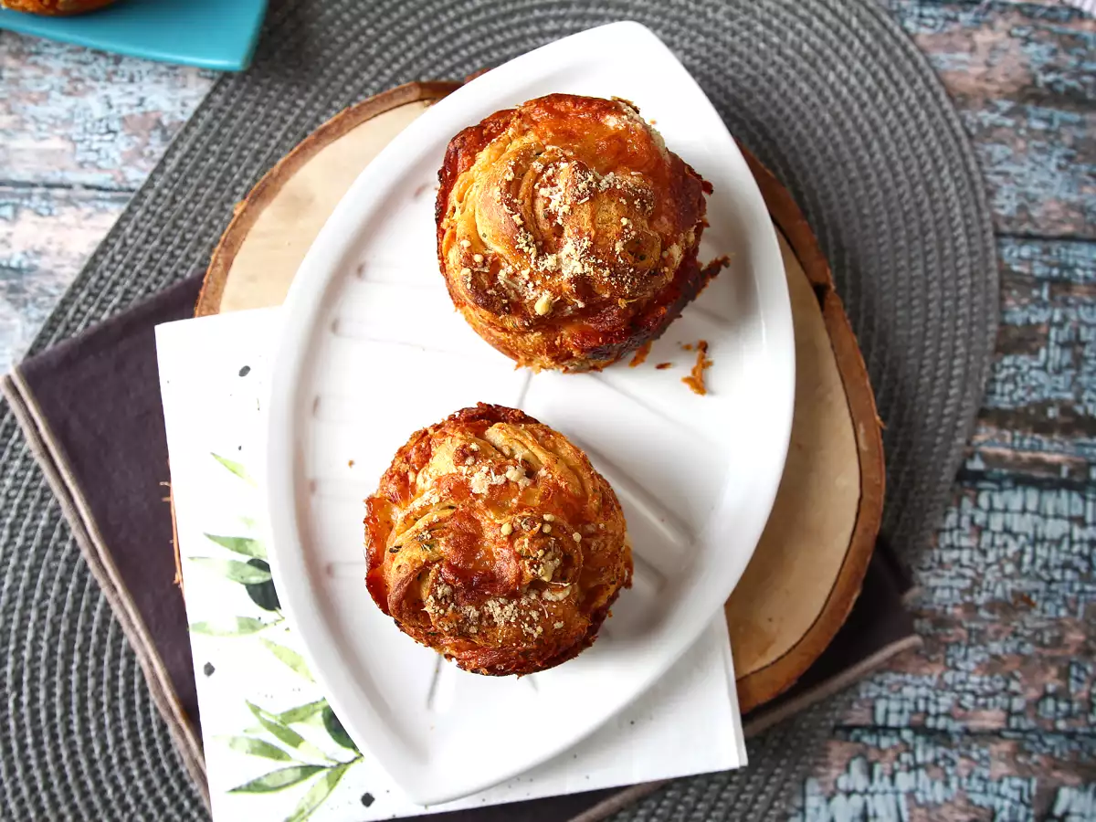 Cruffins, kombinácia croissantu a muffinu, v tomto prípade solené s parmezánom a mozzarellou. - foto 2