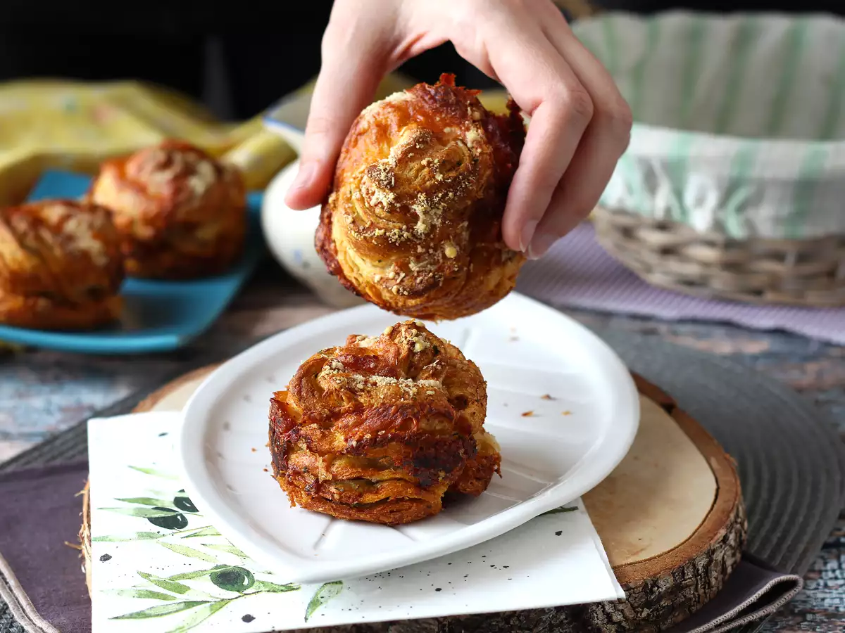 Cruffins, kombinácia croissantu a muffinu, v tomto prípade solené s parmezánom a mozzarellou. - foto 3