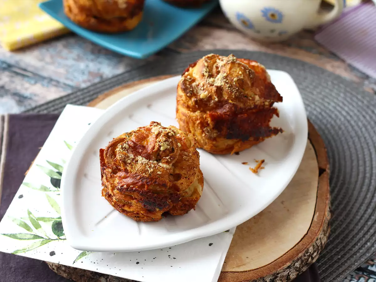 Cruffins, kombinácia croissantu a muffinu, v tomto prípade solené s parmezánom a mozzarellou. - foto 4