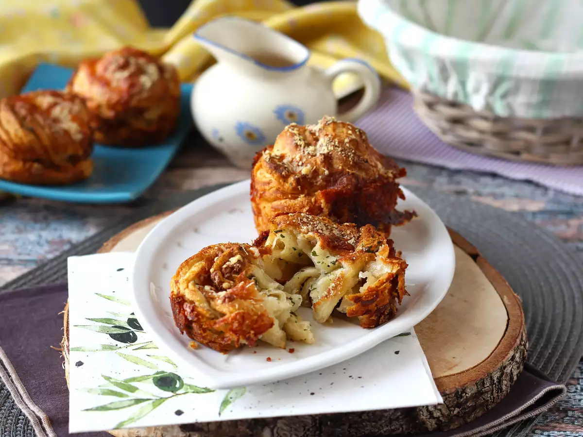 Cruffins, kombinácia croissantu a muffinu, v tomto prípade solené s parmezánom a mozzarellou. - foto 5