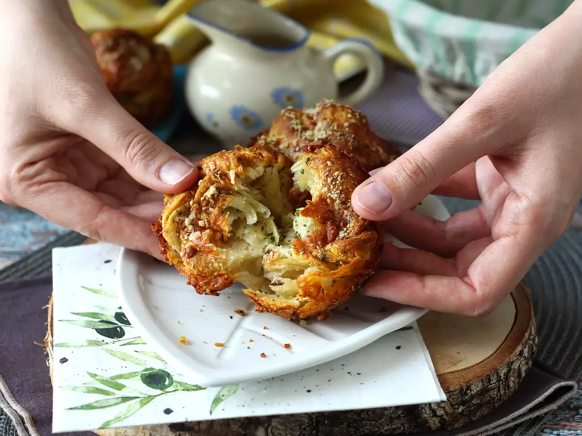 Cruffins, kombinácia croissantu a muffinu, v tomto prípade solené s parmezánom a mozzarellou. - foto 6