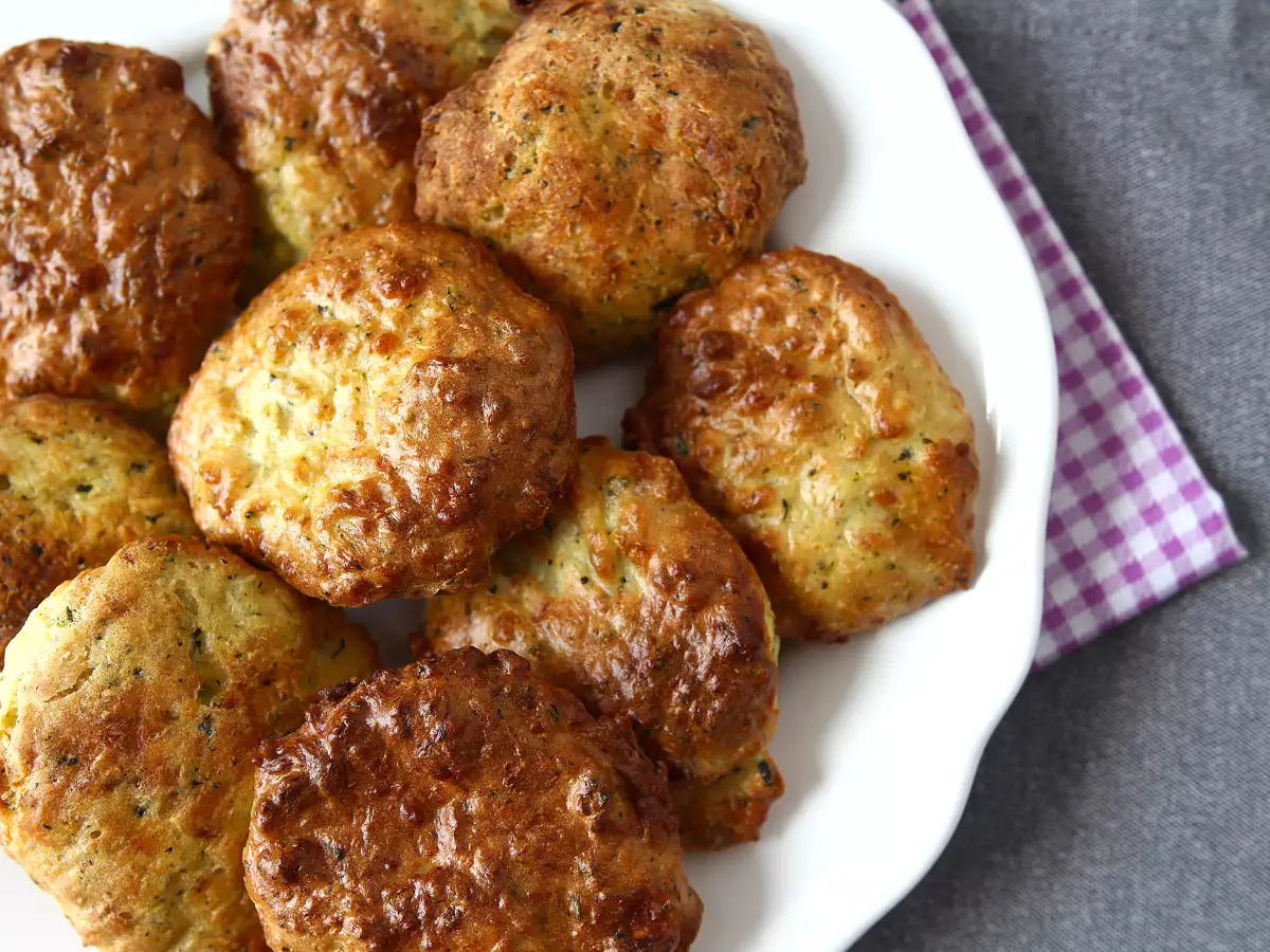 Cuketové placky s jogurtovou a feta omáčkou