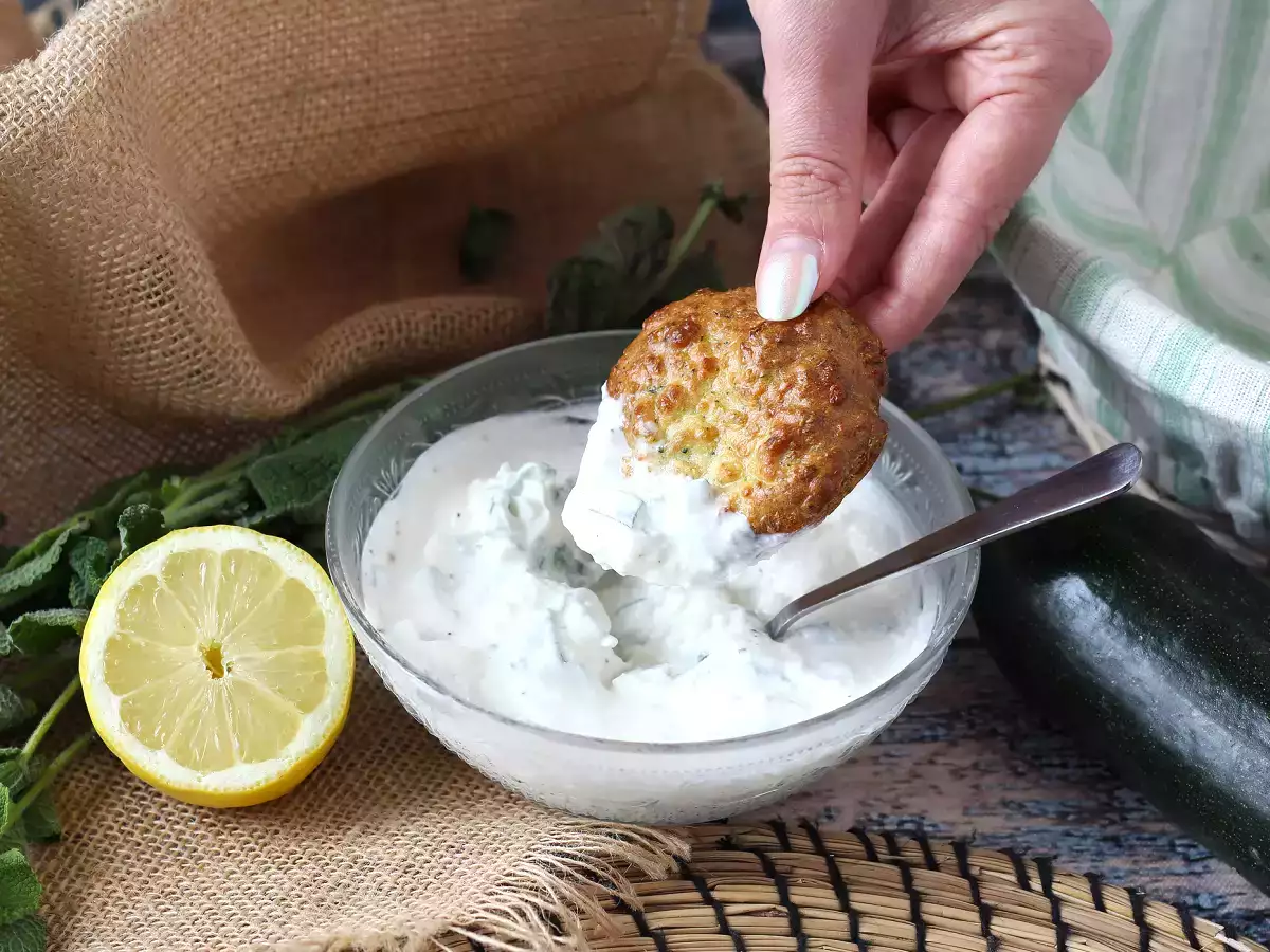 Cuketové placky s jogurtovou a feta omáčkou - foto 3
