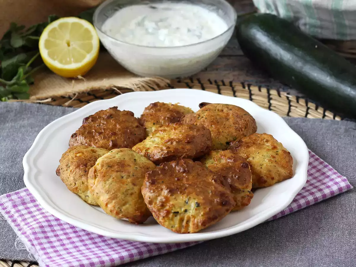 Cuketové placky s jogurtovou a feta omáčkou - foto 4