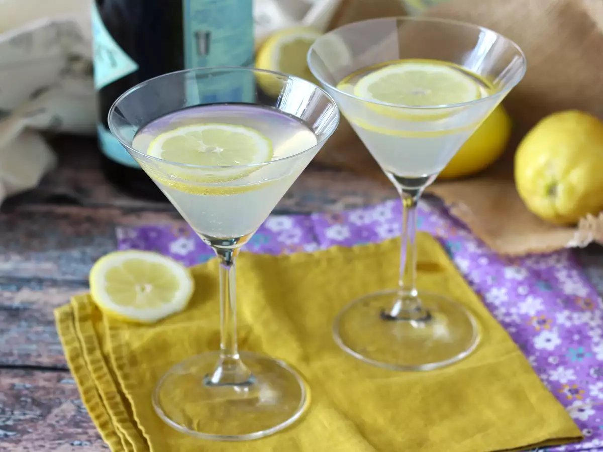 Gin fizz, o ktorý sa môžete podeliť so všetkými hosťami počas aperitívu