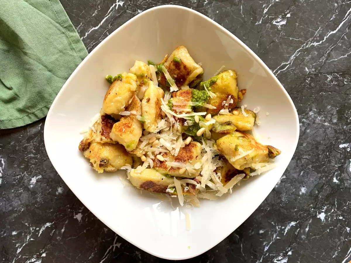 Gnocchi-mozza so zeleným pestom