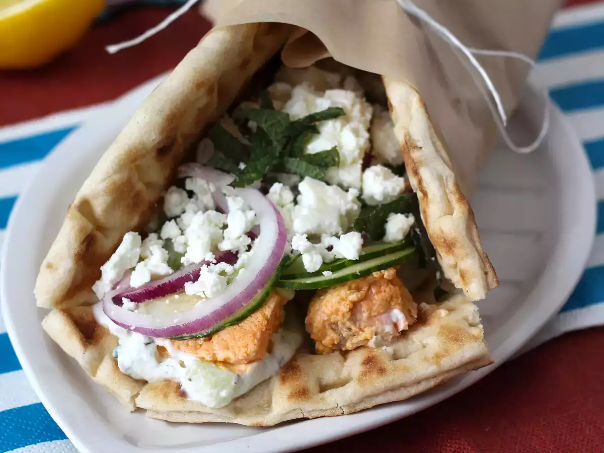 Gyros s lososom, dokonalý grécky rybí sendvič na leto! - foto 2