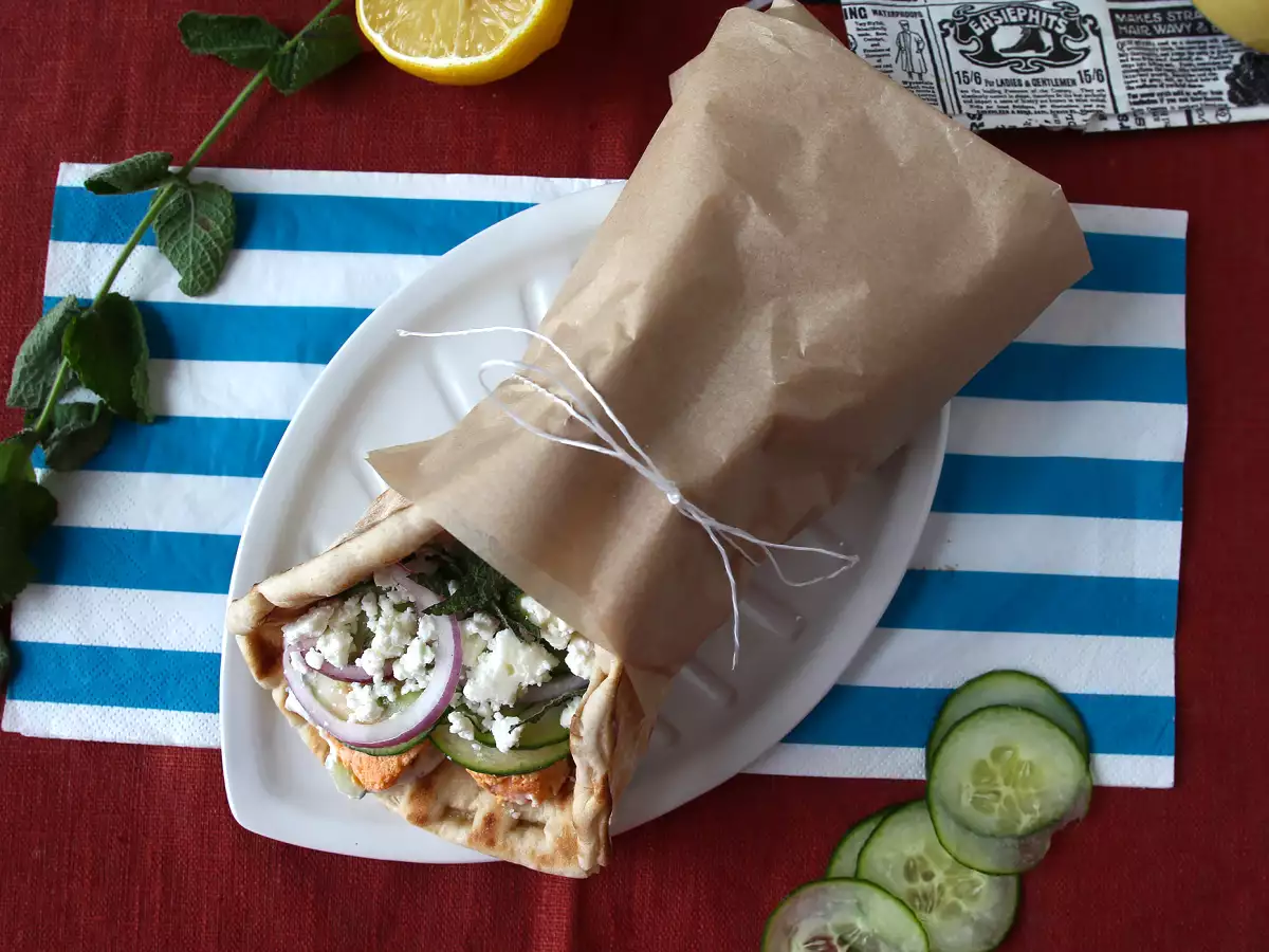 Gyros s lososom, dokonalý grécky rybí sendvič na leto! - foto 3