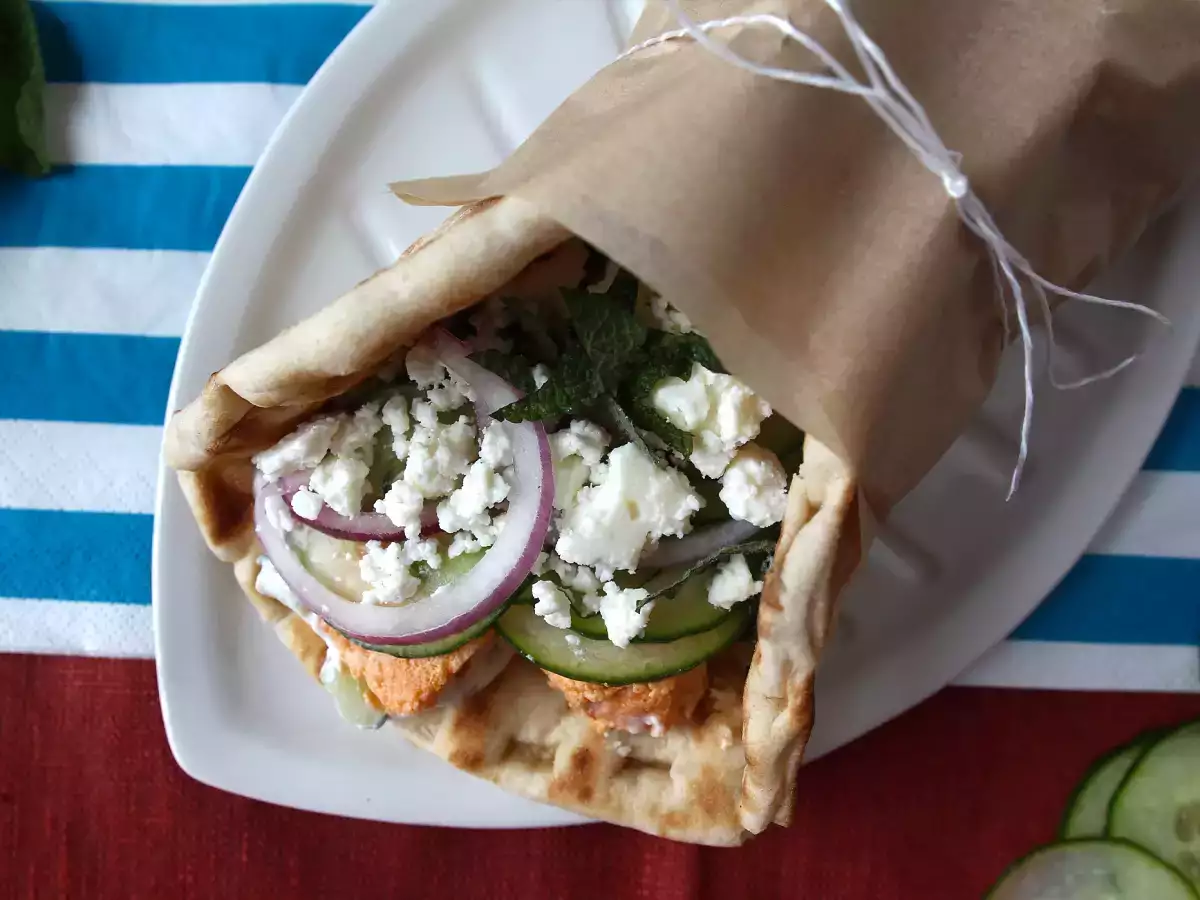 Gyros s lososom, dokonalý grécky rybí sendvič na leto! - foto 4