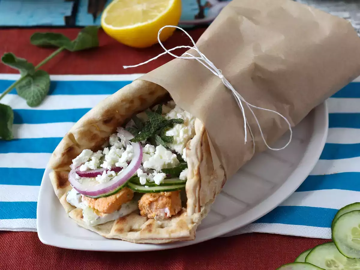 Gyros s lososom, dokonalý grécky rybí sendvič na leto! - foto 5