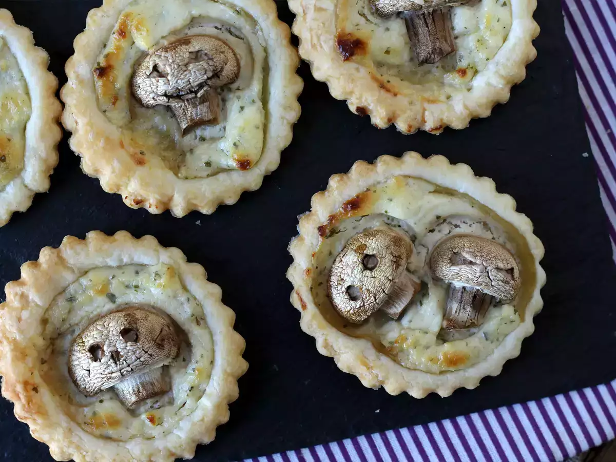 Halloweenske koláče s hubami a cesnakom a bylinkovým syrom