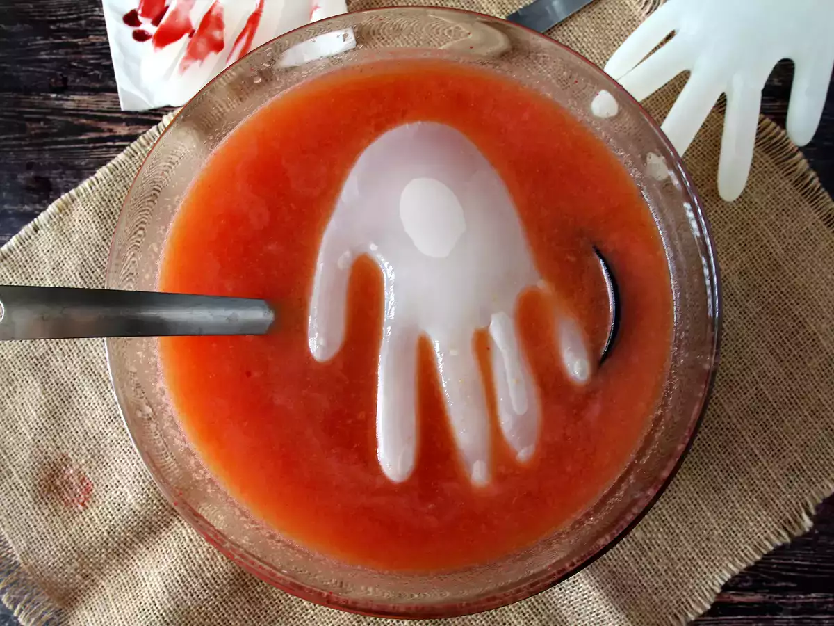 Halloweenský koktail s kockami ľadu v tvare ruky - jednoduchý návod! - foto 3
